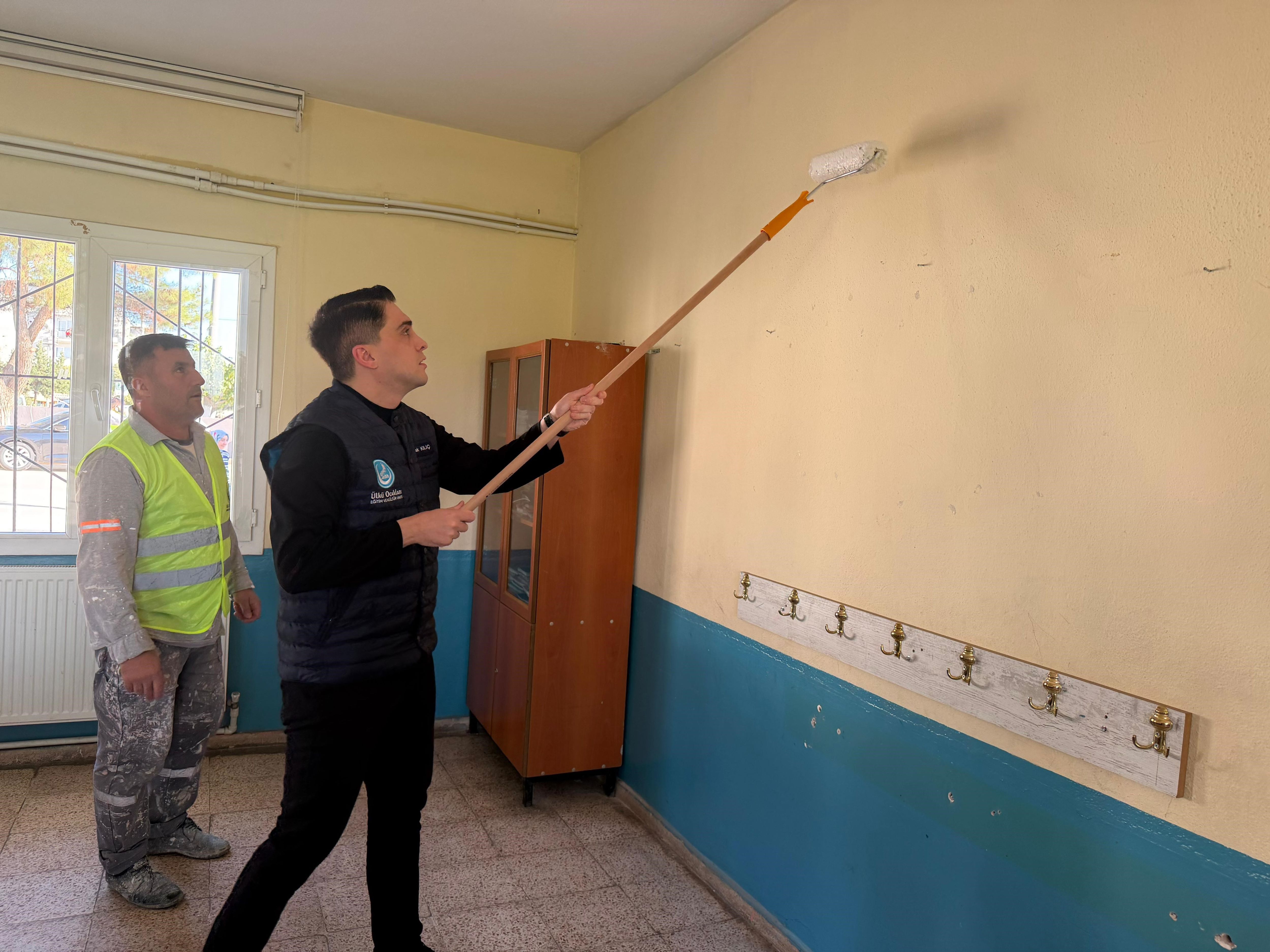 İzmir Ülkü Ocakları’ndan Okullara Destek İlk Tadilat Başladı (3)