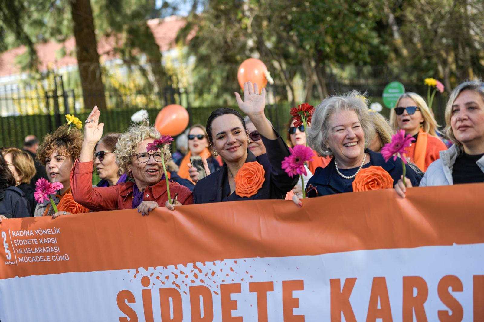 İzmir’de 25 Kasım Için 'Turuncu Yürüyüş' Düzenlendi (9)