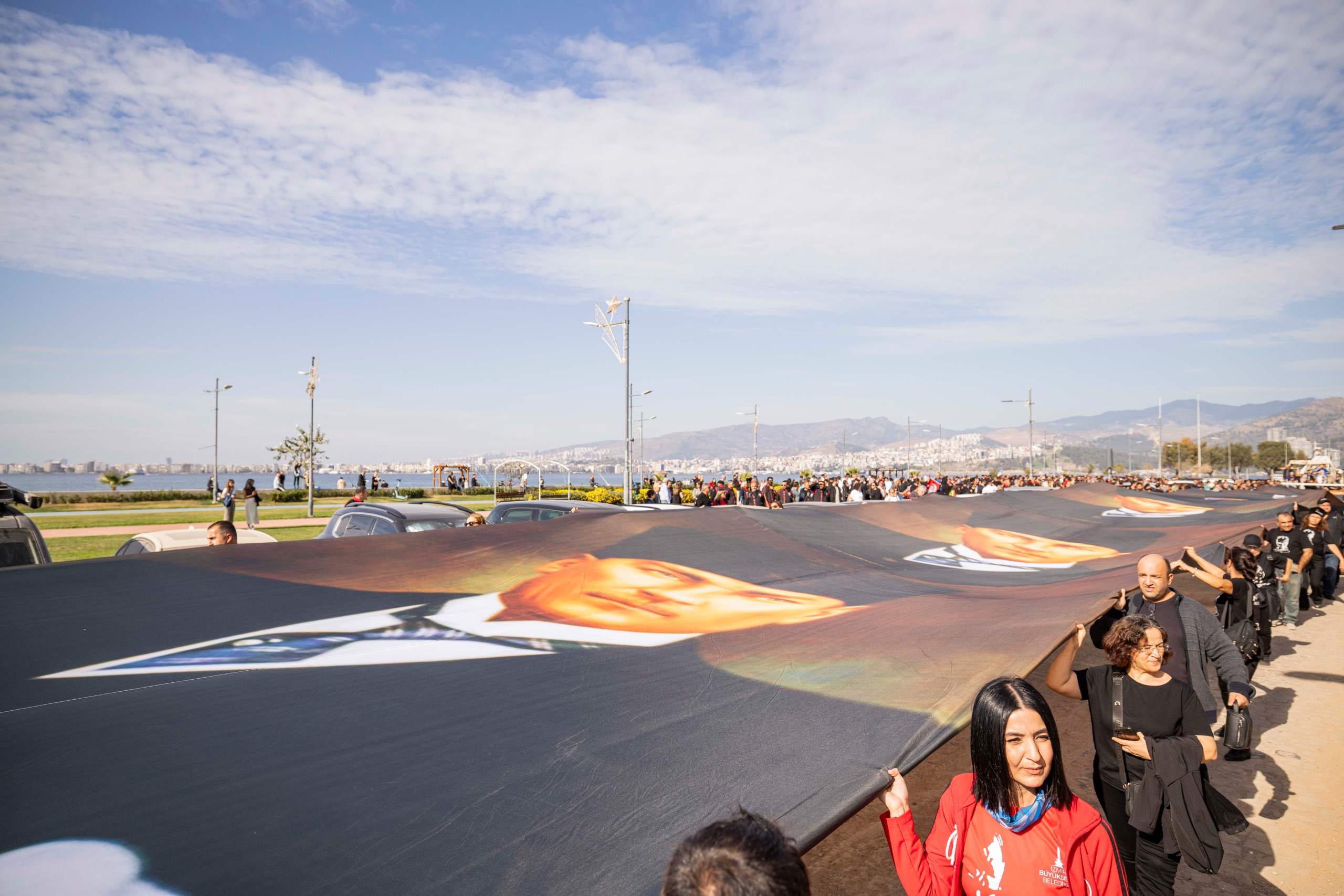 İzmir’de 350 Metrelik Atatürk Posteriyle Saygı Yürüyüşü (1)