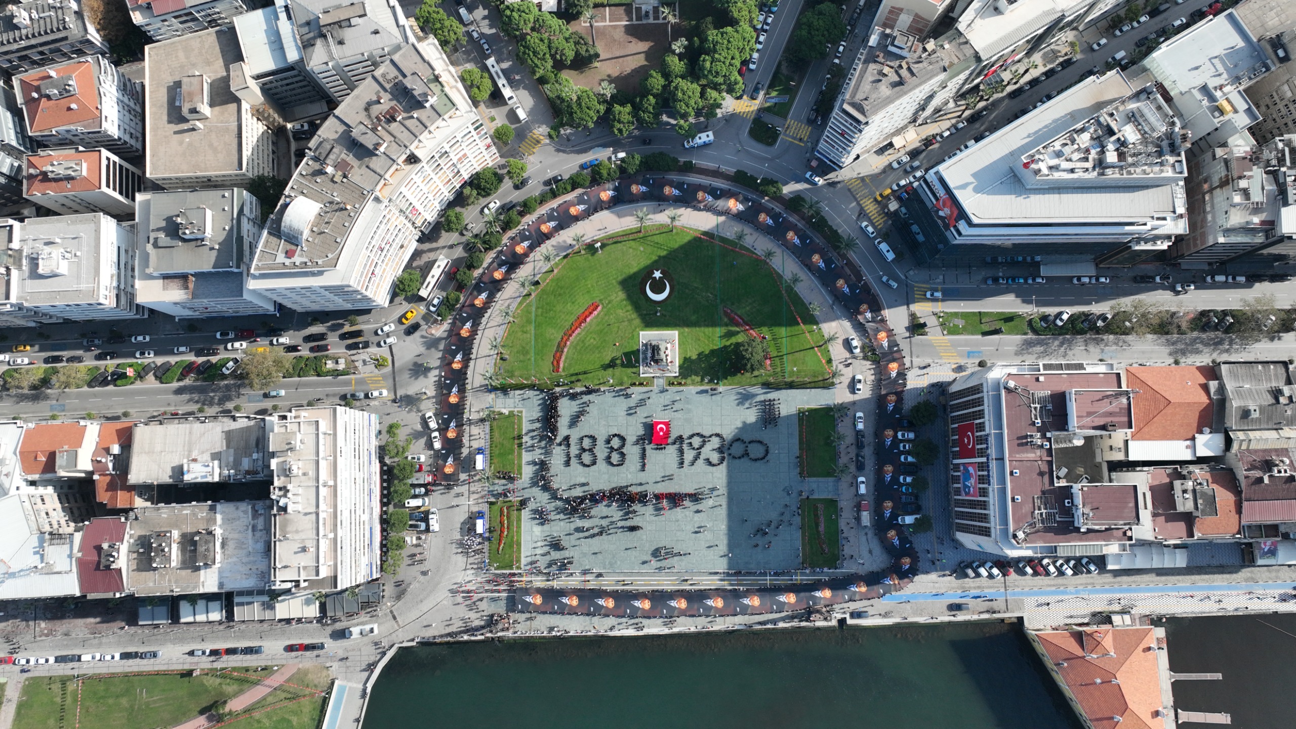 İzmir’de 350 Metrelik Atatürk Posteriyle Saygı Yürüyüşü (10)