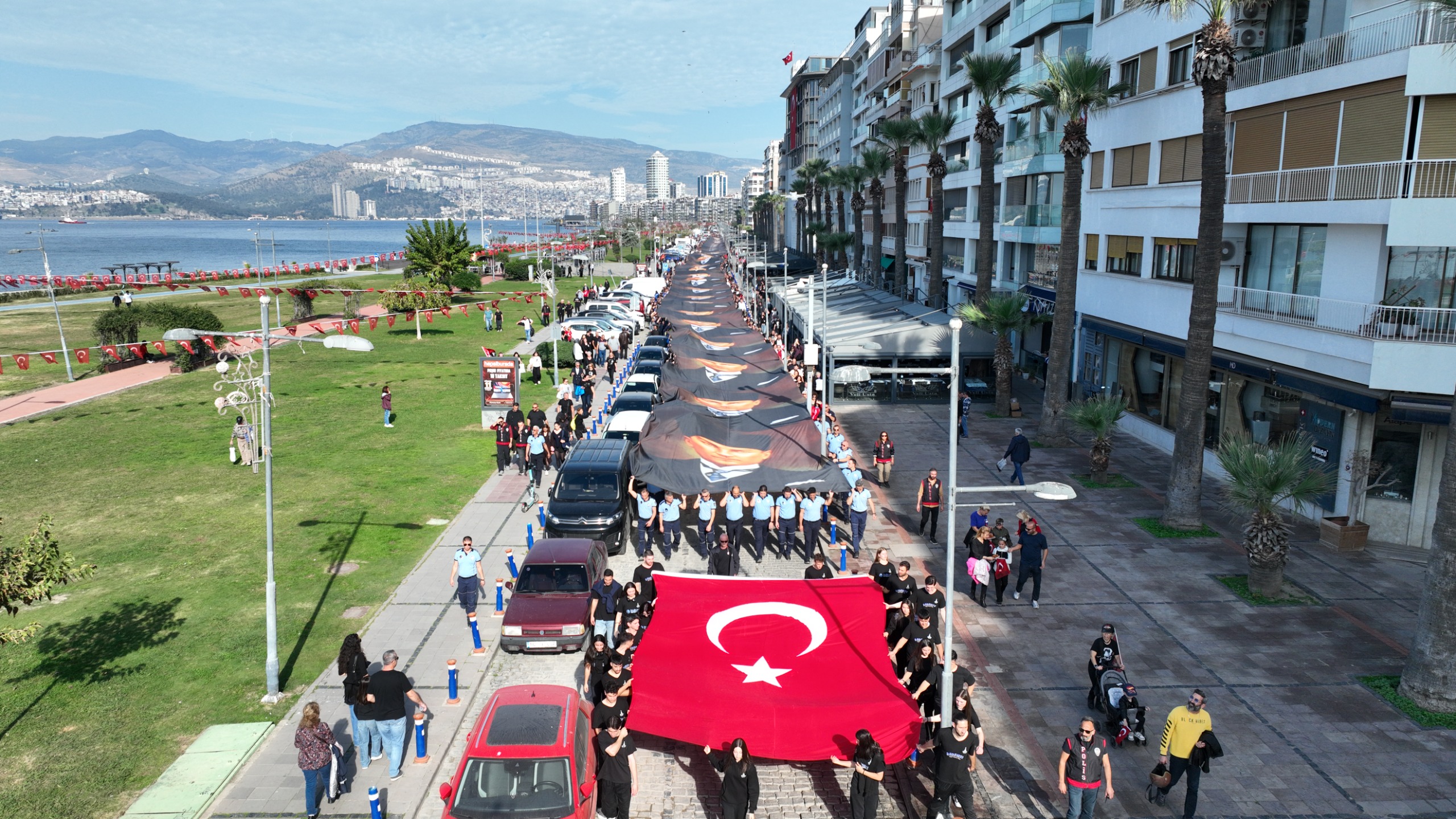 İzmir’de 350 Metrelik Atatürk Posteriyle Saygı Yürüyüşü (12)