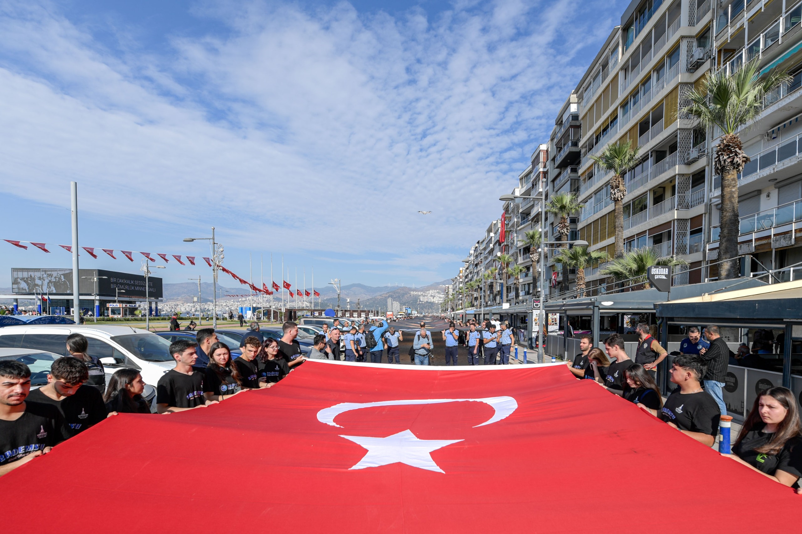 İzmir’de 350 Metrelik Atatürk Posteriyle Saygı Yürüyüşü (13)