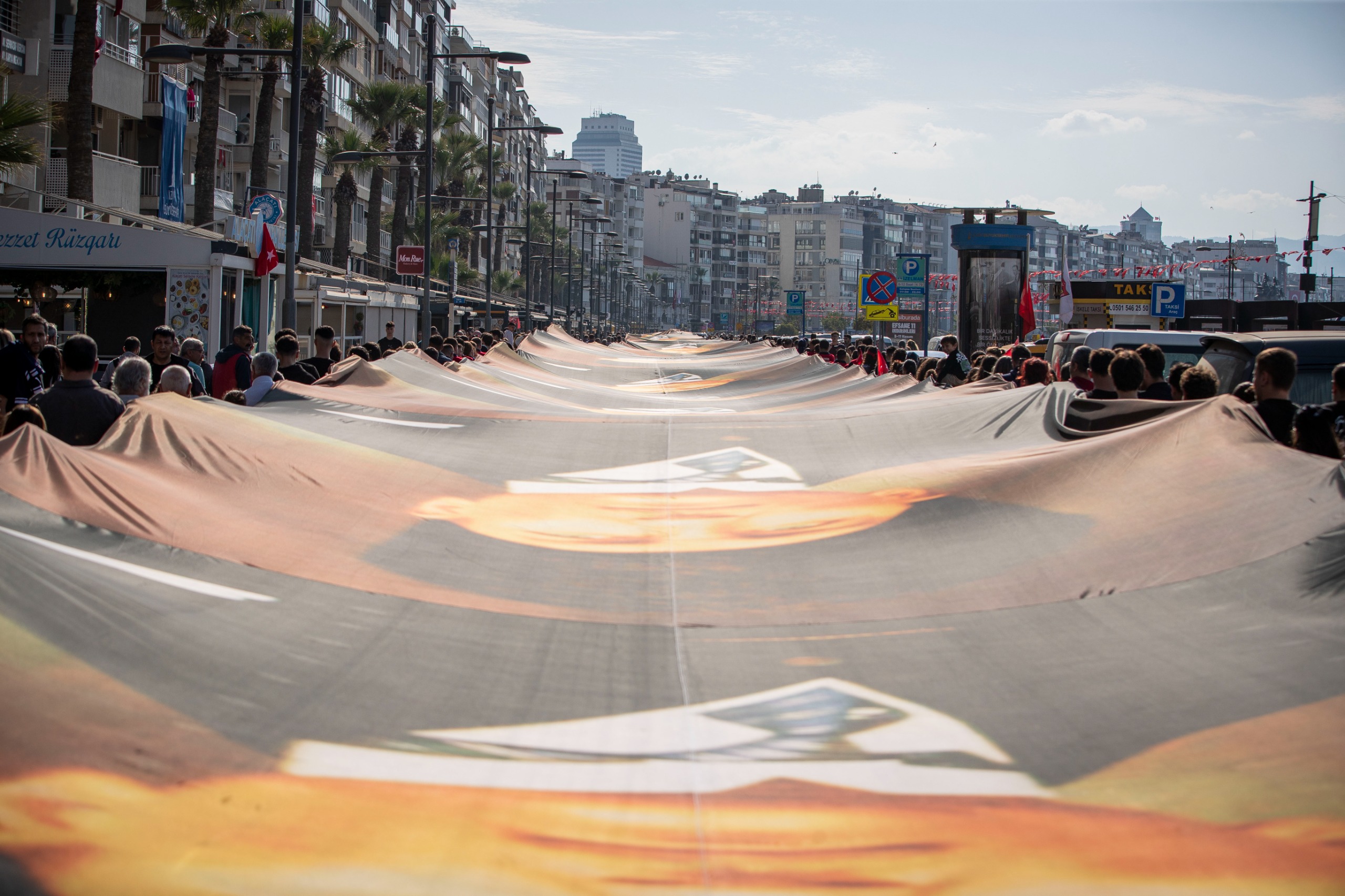 İzmir’de 350 Metrelik Atatürk Posteriyle Saygı Yürüyüşü (22)