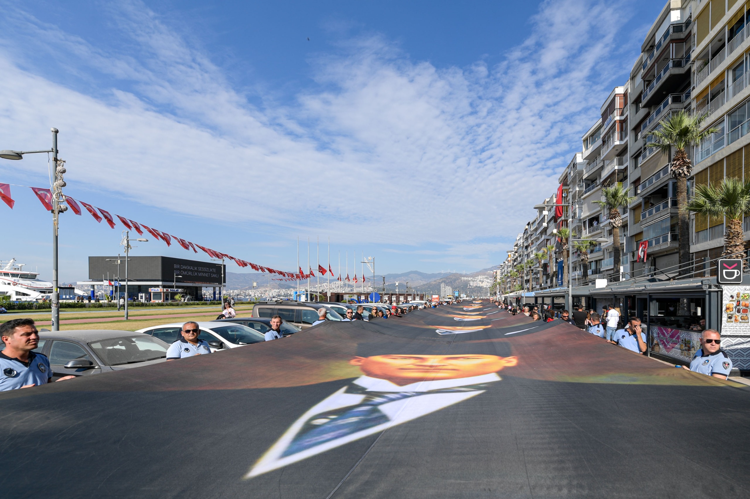 İzmir’de 350 Metrelik Atatürk Posteriyle Saygı Yürüyüşü (3)