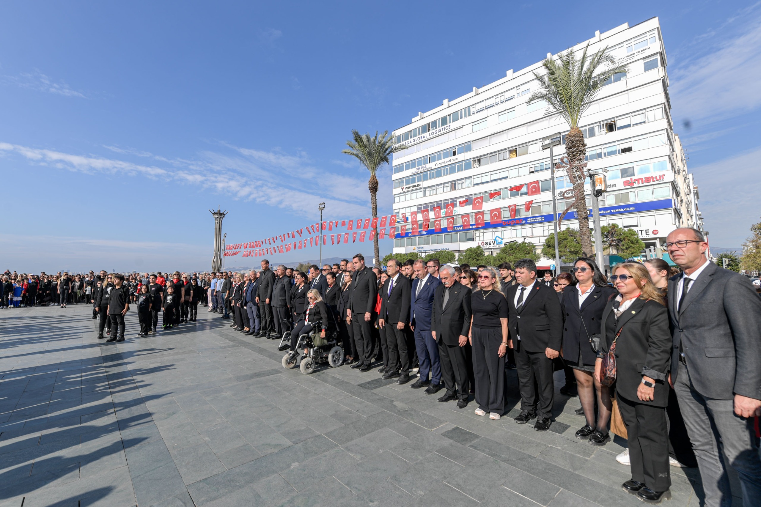 İzmir’de 350 Metrelik Atatürk Posteriyle Saygı Yürüyüşü (4)