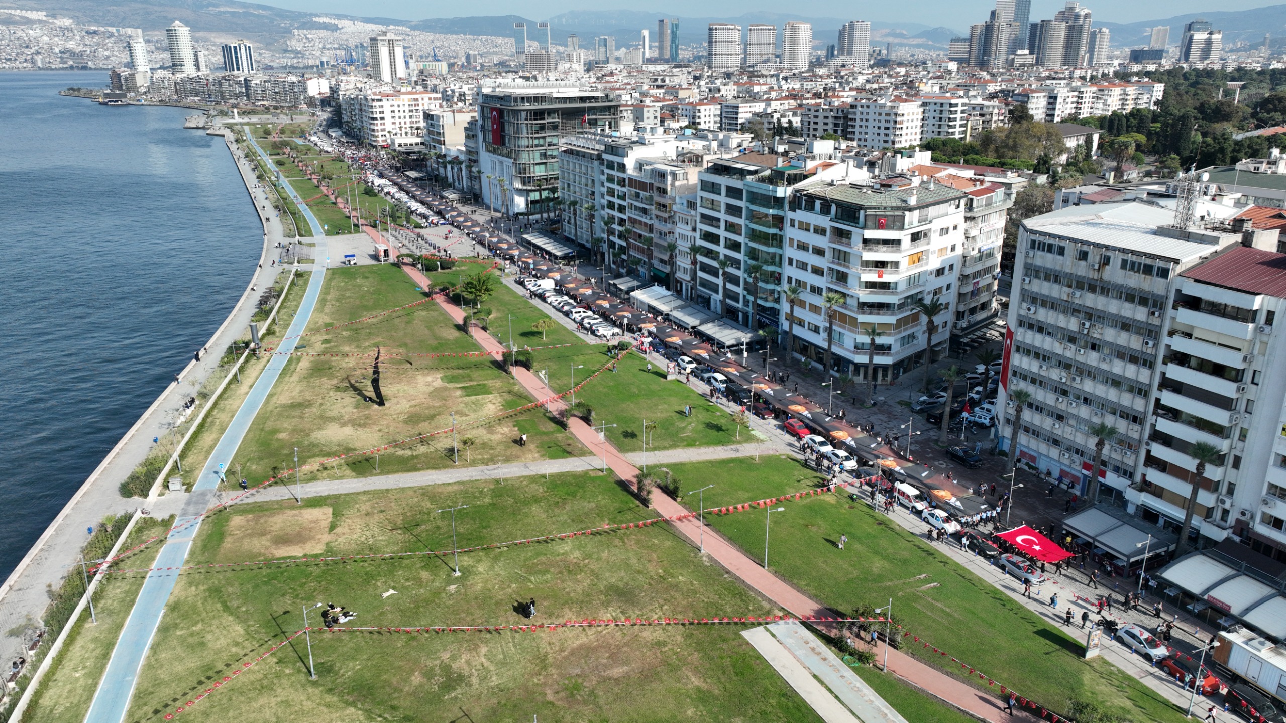 İzmir’de 350 Metrelik Atatürk Posteriyle Saygı Yürüyüşü (8)