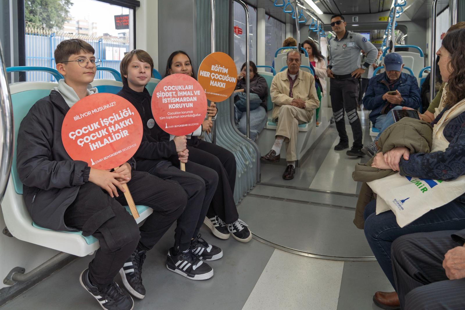 İzmir’de Çocuklar Seslerini Tüm Şehre Duyurdu (1)