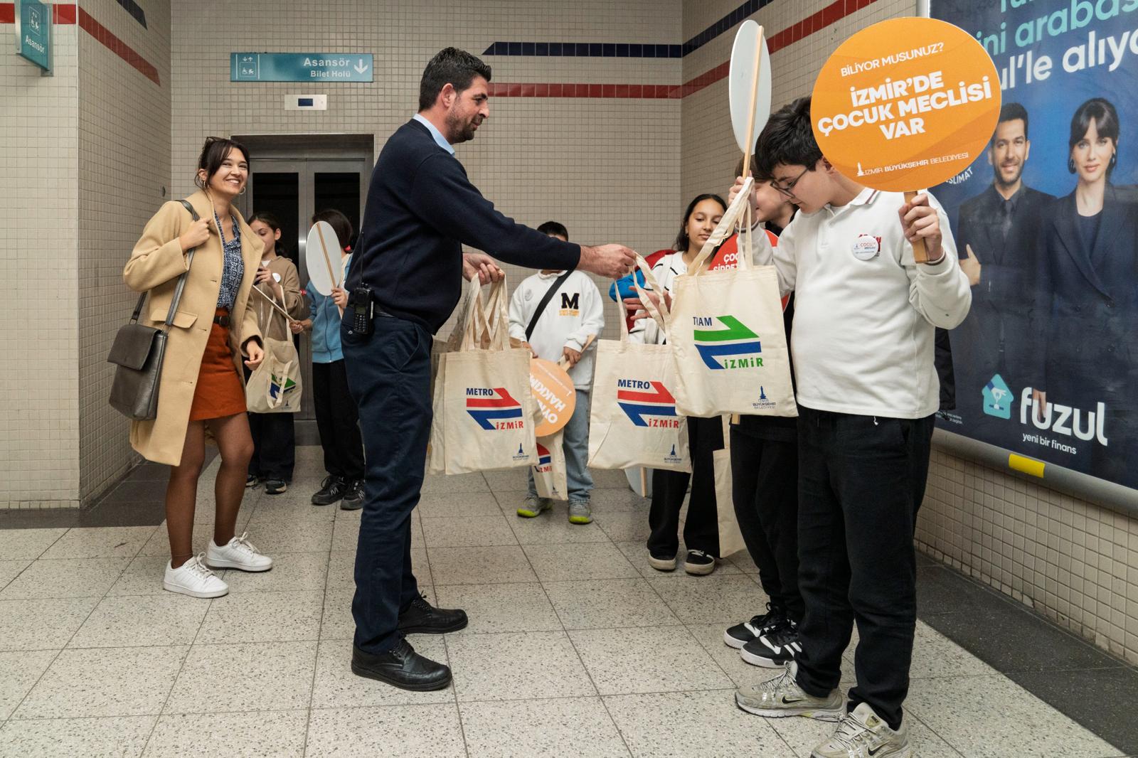 İzmir’de Çocuklar Seslerini Tüm Şehre Duyurdu (3)