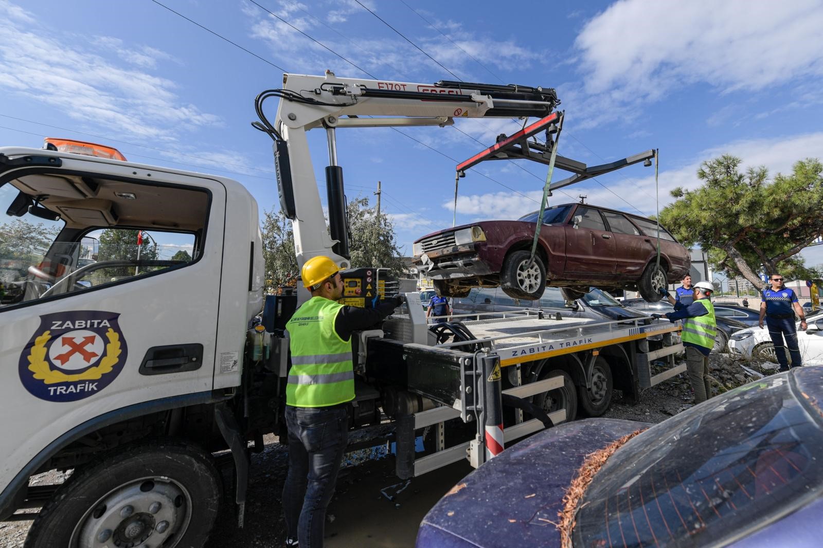 İzmir’de Hurda Araçlar Ekonomiye Kazandırılıyor (1)