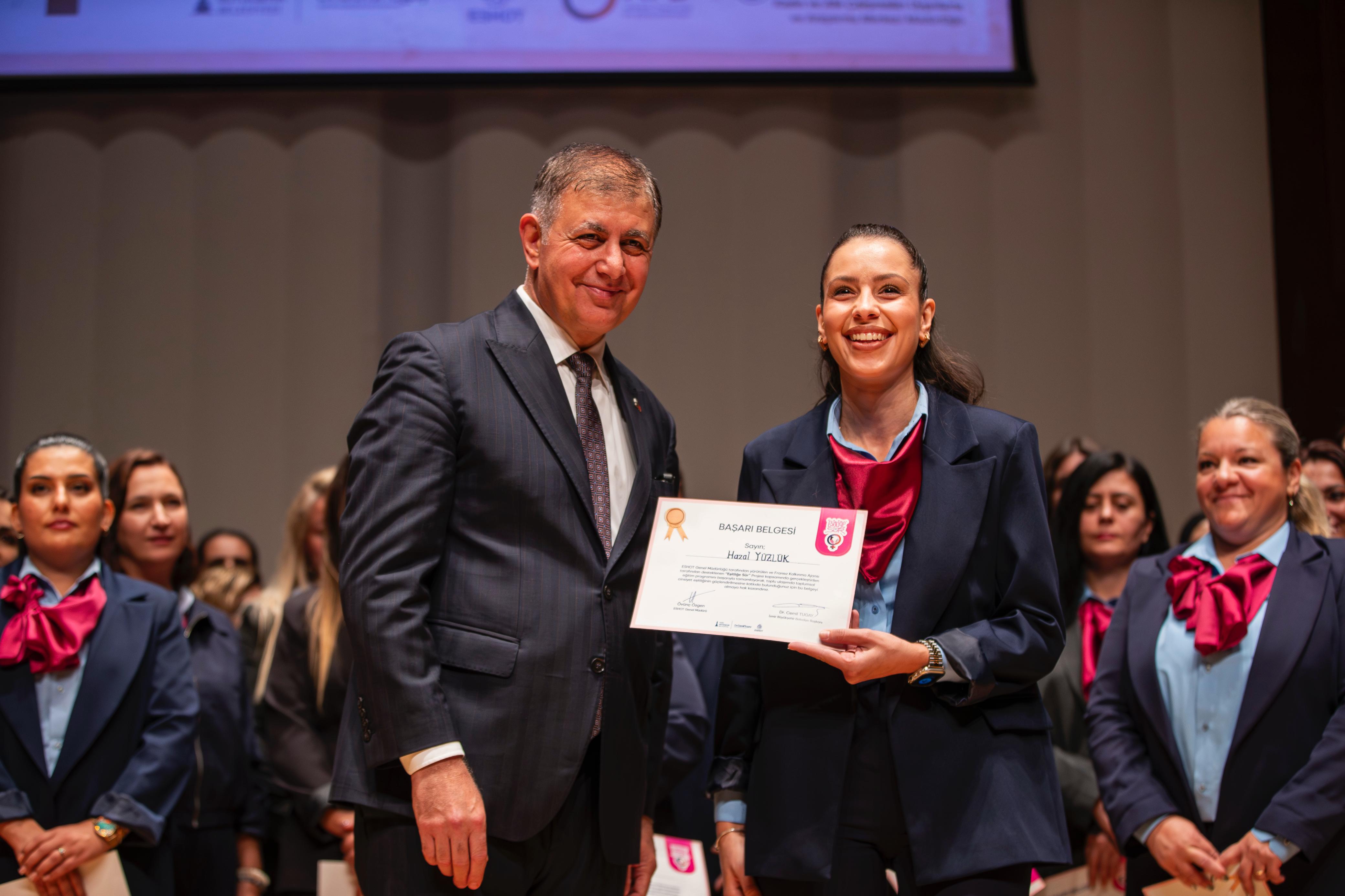 İzmir’de Kadın Şoför Devrimi Sayı 290’A Yükseldi (14)