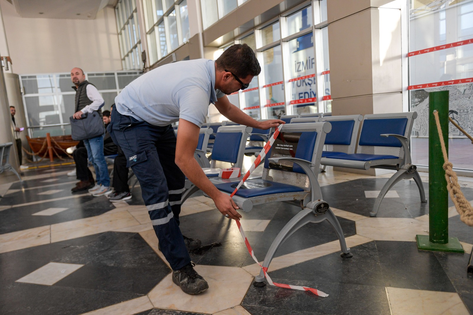 İzmir’de Toplu Taşımada Boş Koltuklar Dikkat Çekti! İşte Nedeni (1)