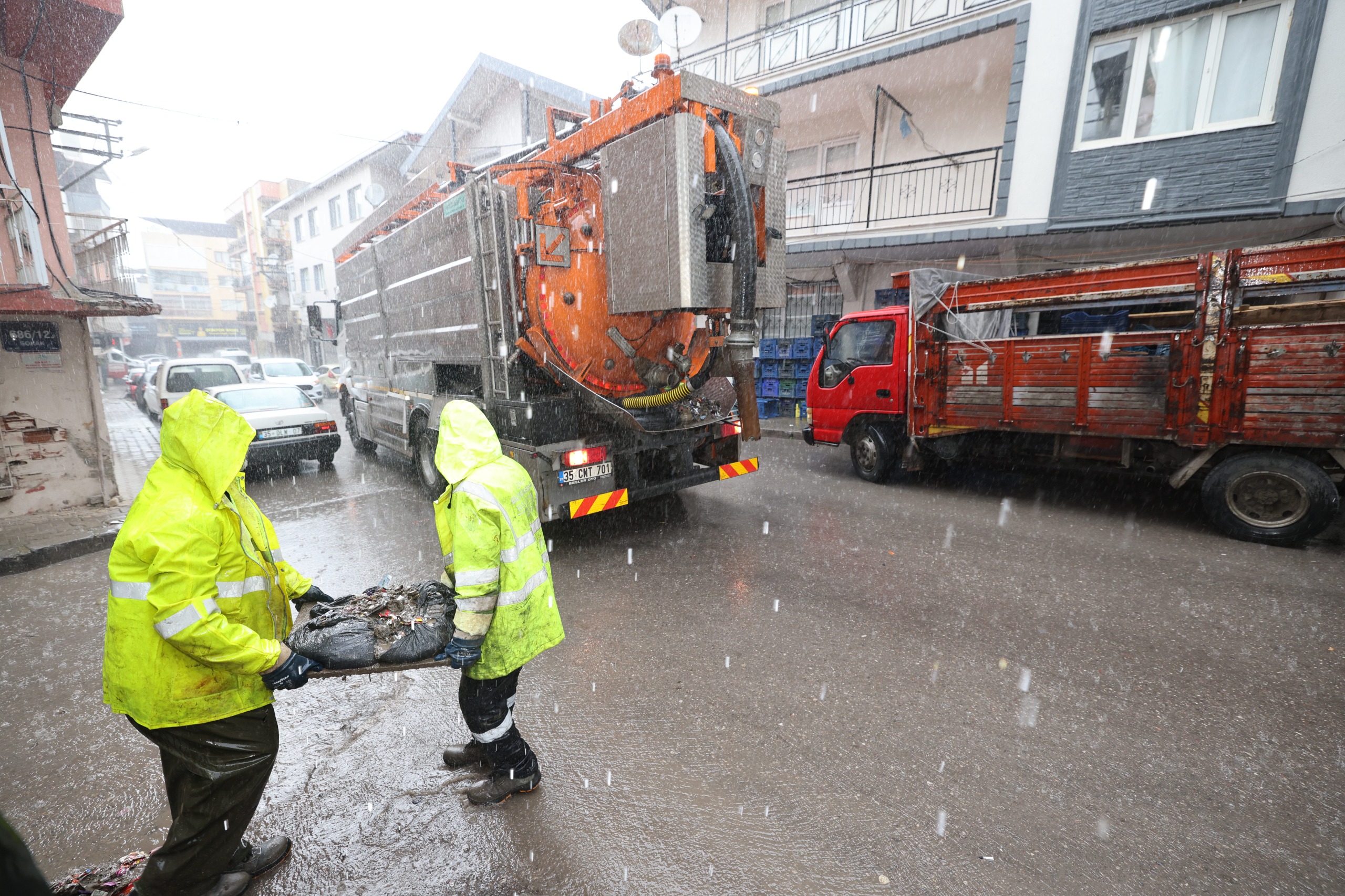 İzmir’de Yağış Etkisini Artırdı Ekipler Anında Müdahale Etti (5)