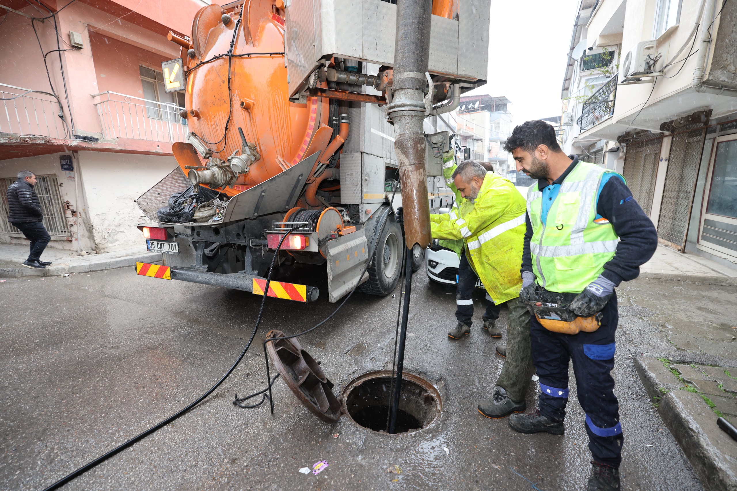 İzmir’de Yağış Etkisini Artırdı Ekipler Anında Müdahale Etti (6)