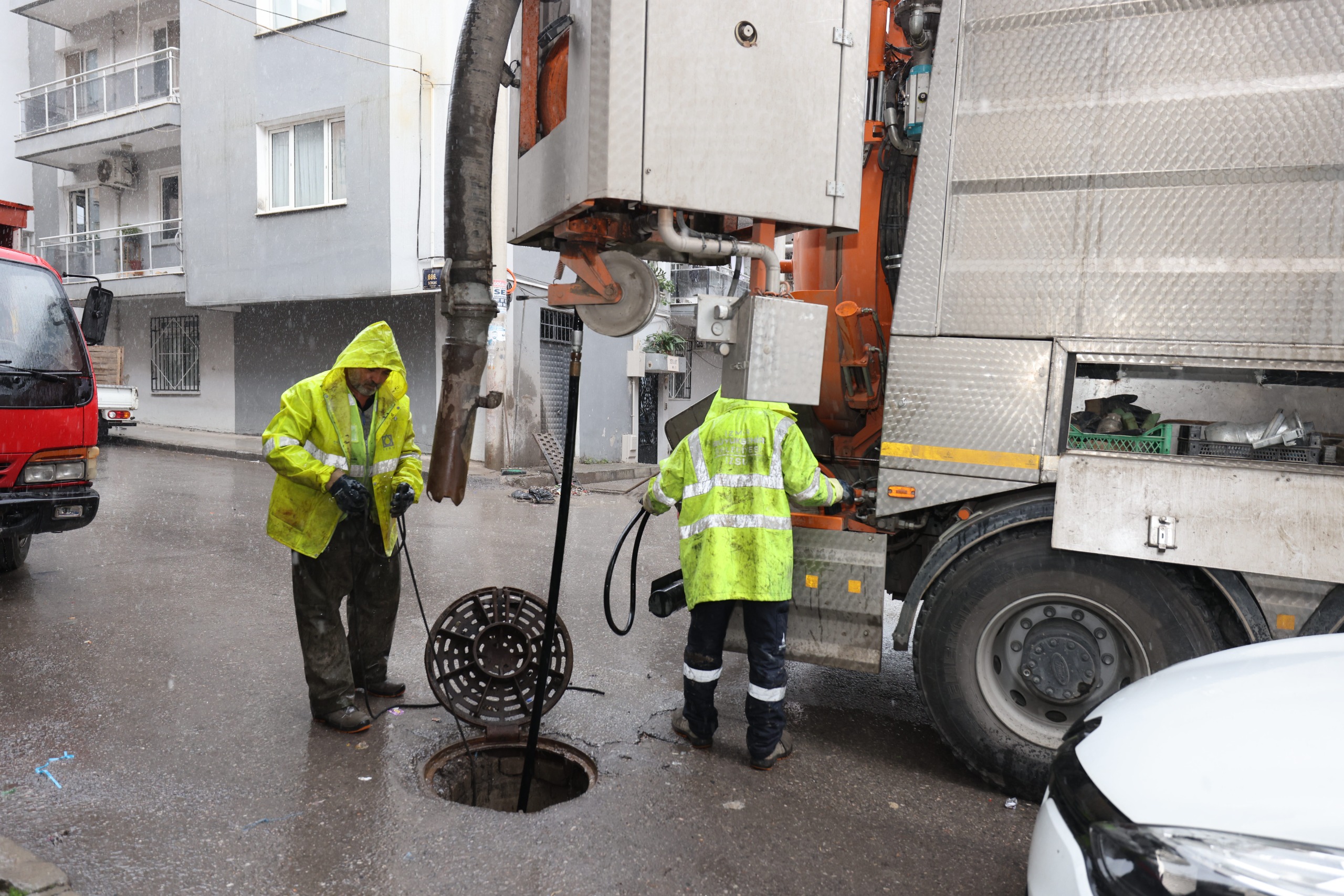 İzmir’de Yağış Etkisini Artırdı Ekipler Anında Müdahale Etti (8)