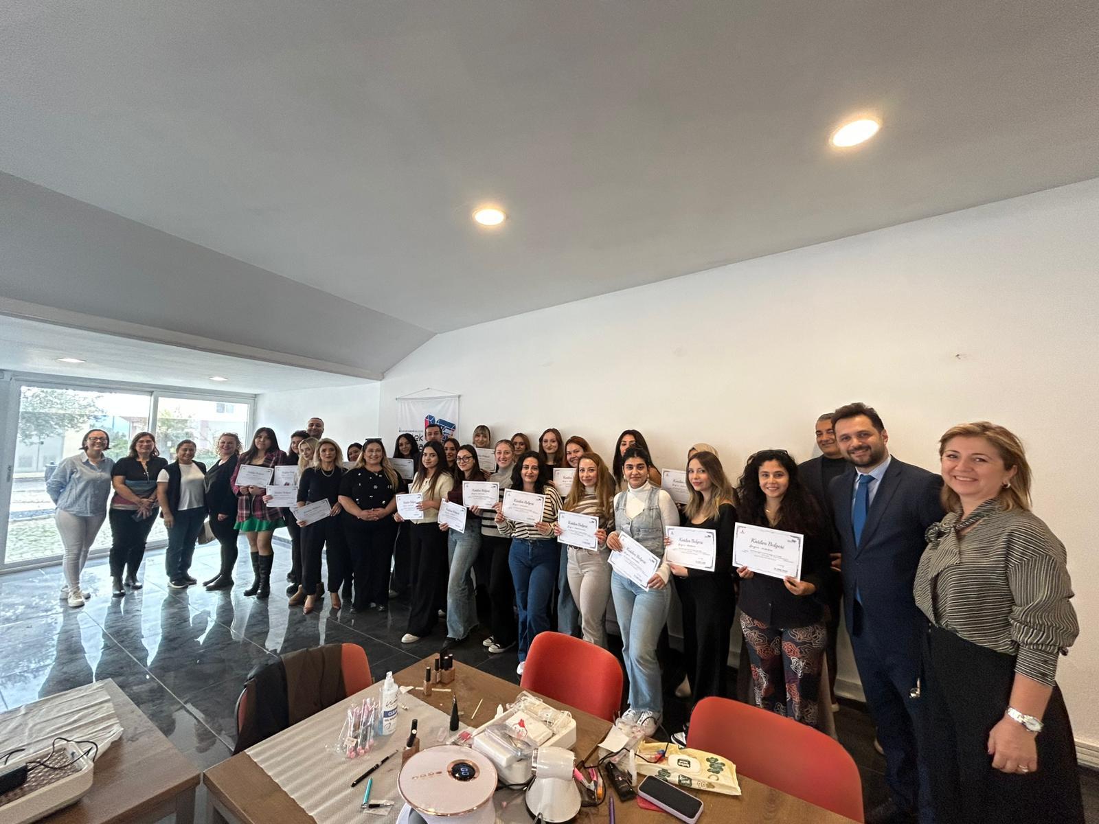 İzmir’de Yüzlerce Kişi Yeni Mesleğine Kavuştu! (5)