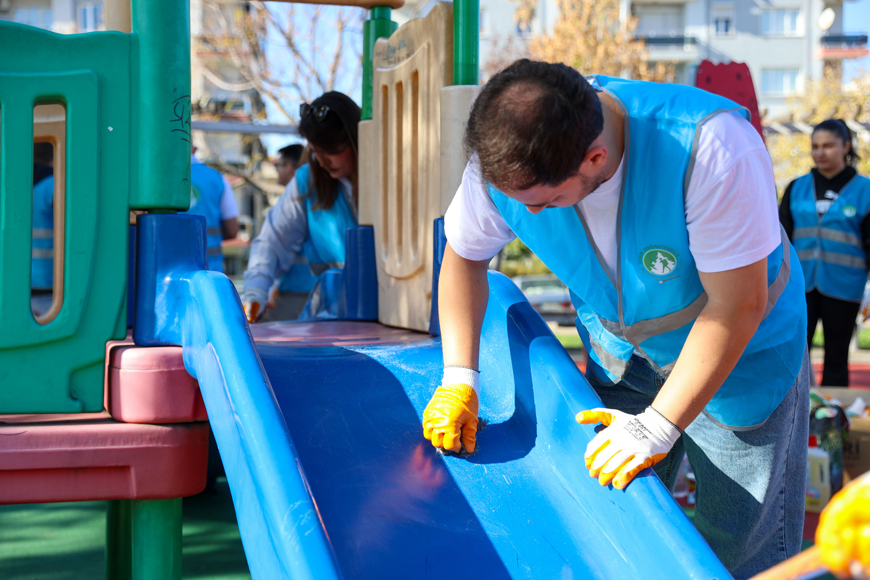 İzmir’de doğa seferberliği: Gönüllüler parkı baştan aşağı yeniledi!