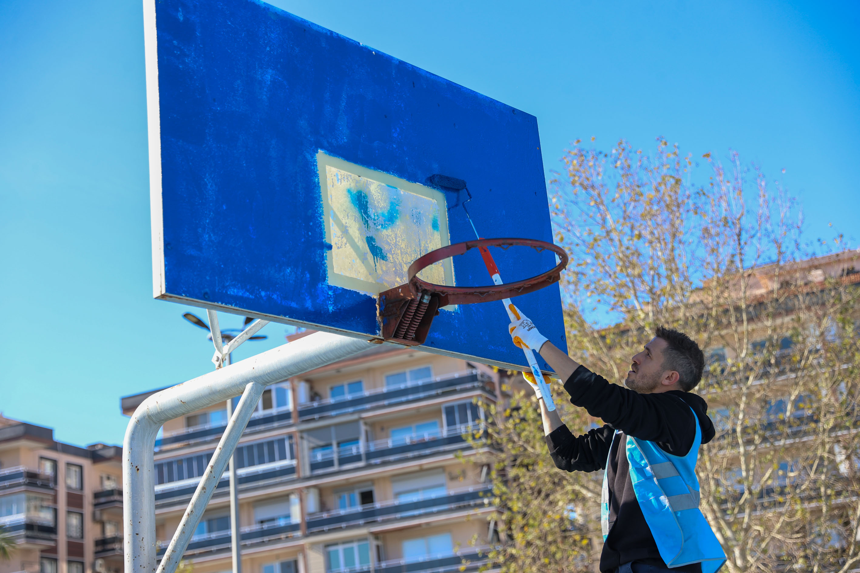İzmir’de doğa seferberliği: Gönüllüler parkı baştan aşağı yeniledi!
