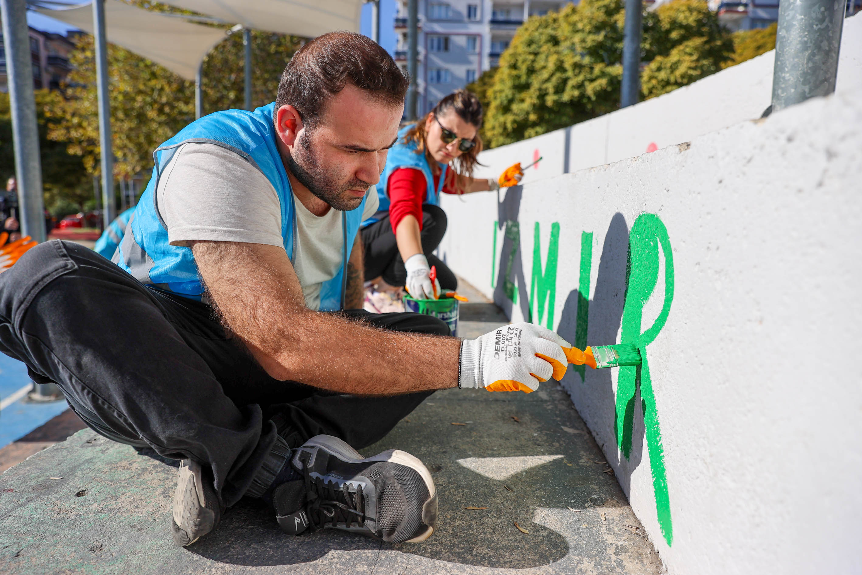 İzmir’de doğa seferberliği: Gönüllüler parkı baştan aşağı yeniledi!
