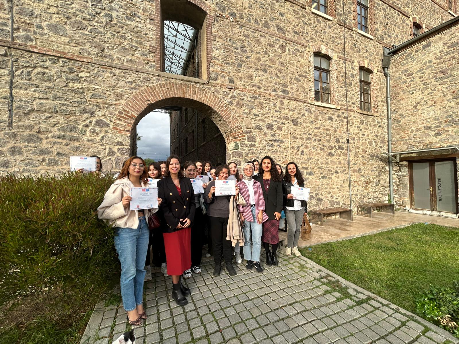 Kadınlar Dijital Çağın Liderleri Oluyor İzmir Büyükşehir Geleceği Inşa Ediyor (4)