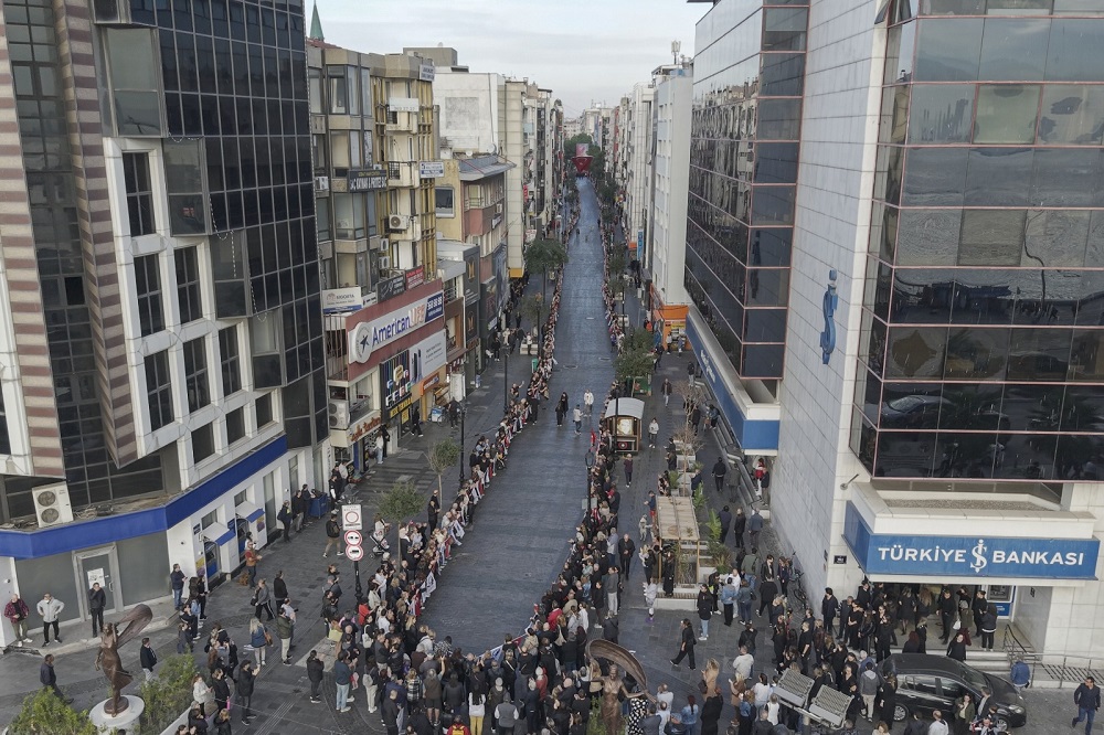 Karşıyaka, Ata’ya Saygı Zinciri Ile Tek Yürek Oldu (5)