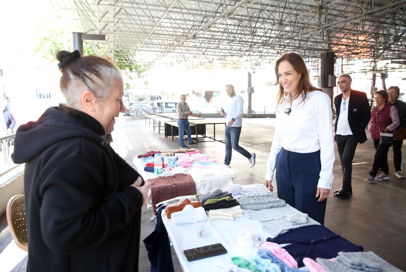 Karşıyaka Belediye Başkanı Yıldız Ünsal, Ilçeyi Adım Adım Dolaşarak Vatandaşlarla Bir Araya Gelmeye Devam Ediyor. (1)