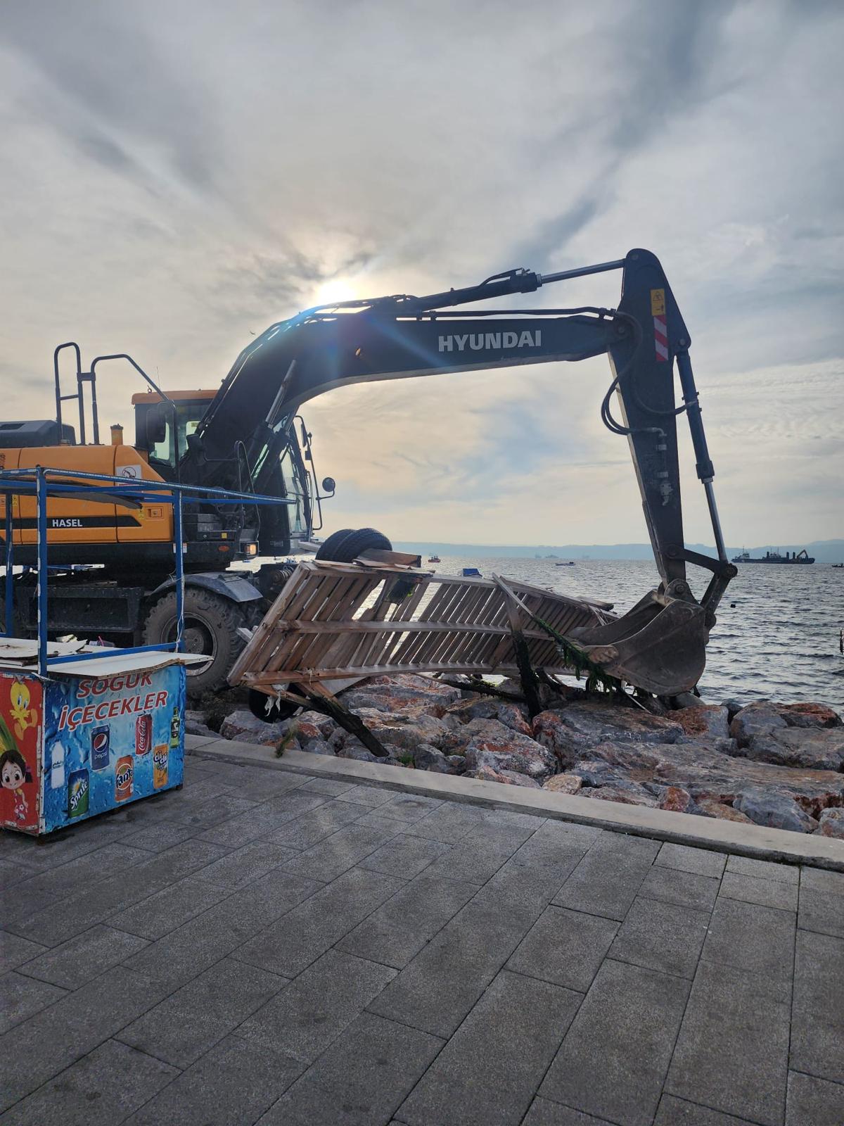 Karşıyaka Sahilinde Kaçak Iskele Operasyonu Başladı! (1)
