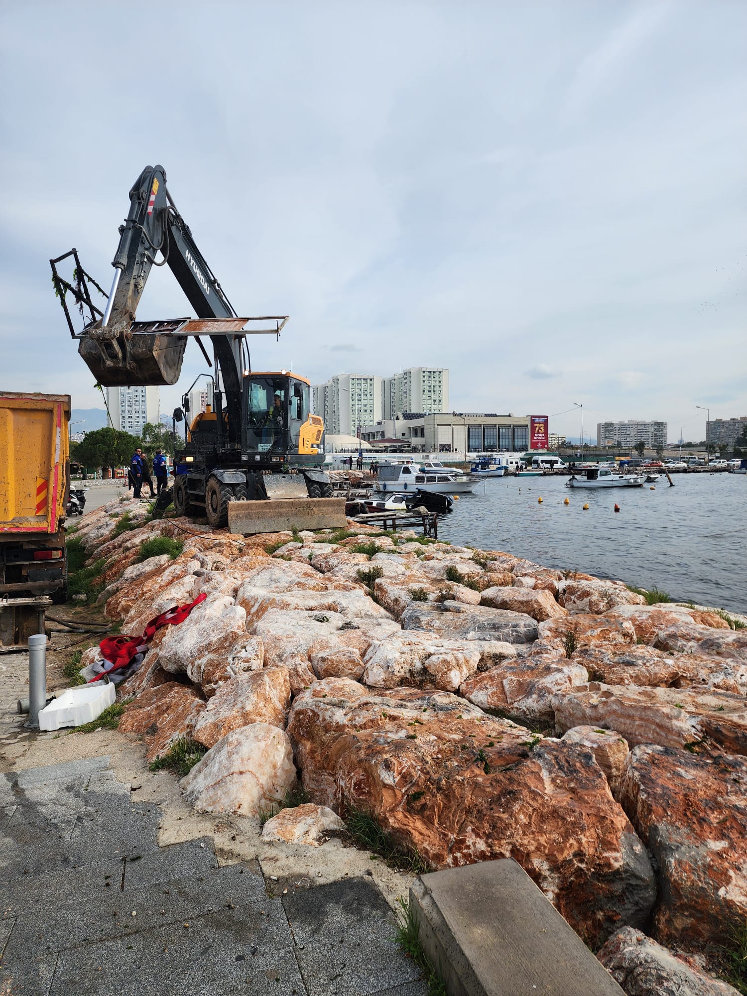 Karşıyaka Sahilinde Kaçak Iskele Operasyonu Başladı! (2)