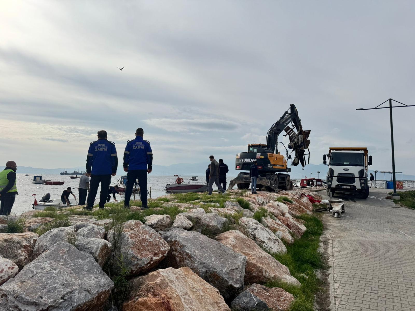 Karşıyaka Sahilinde Kaçak Iskele Operasyonu Başladı! (4)