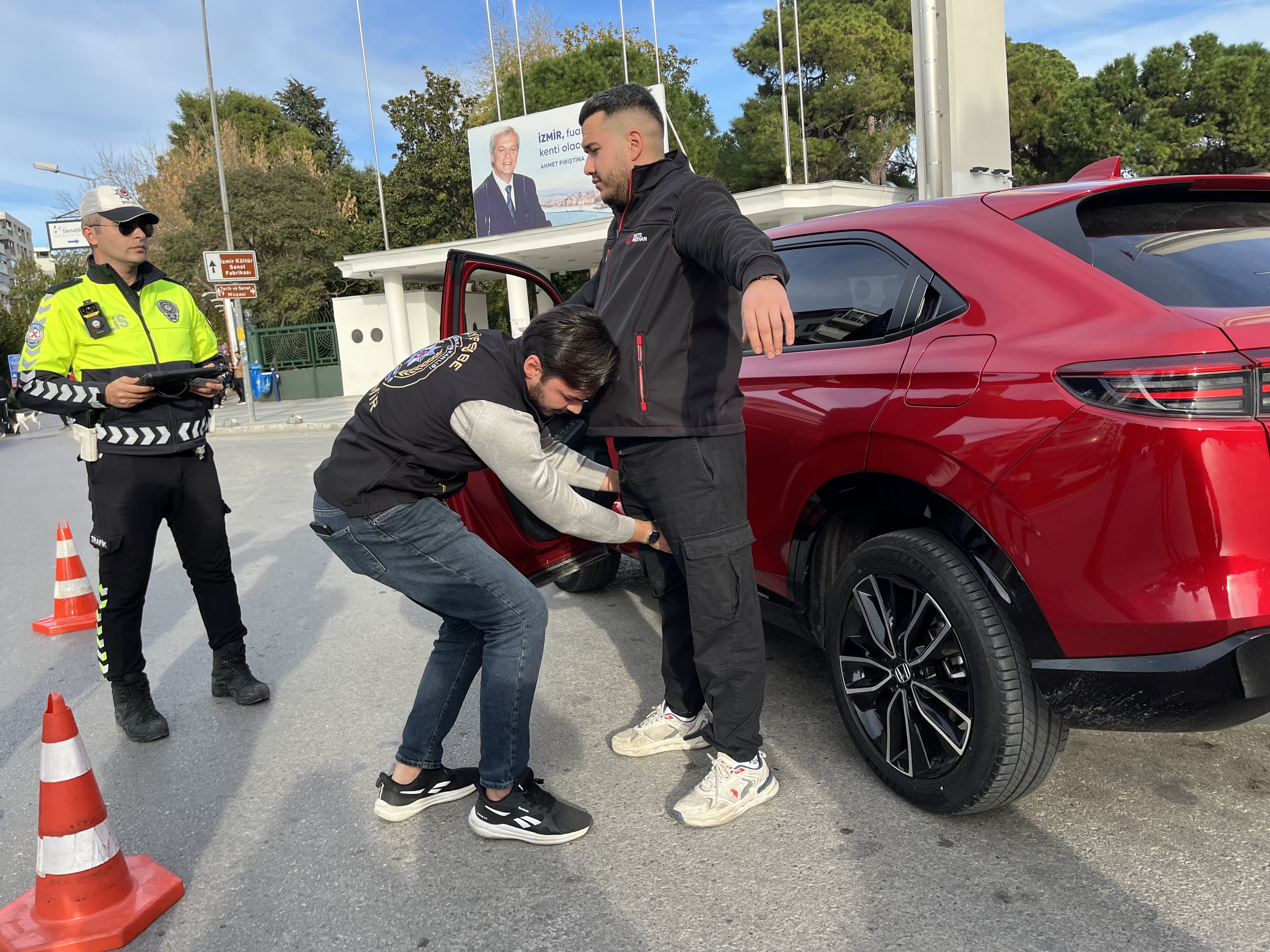 Konak’ta 30 Noktada Dev Denetim 258 Araca Ceza Kesildi (5)