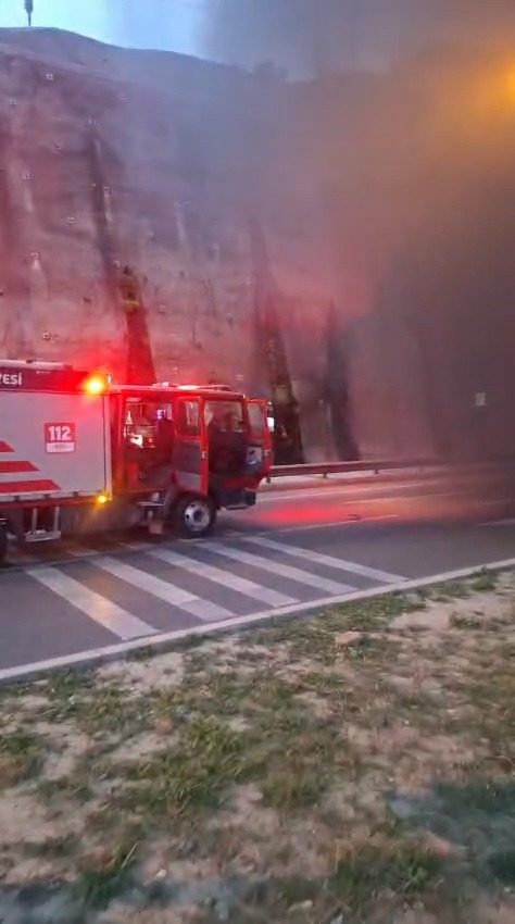 Konak'ta Itfaiyeden Kritik Müdahale Alevler Tünele Yayılmadan Durduruldu (5)