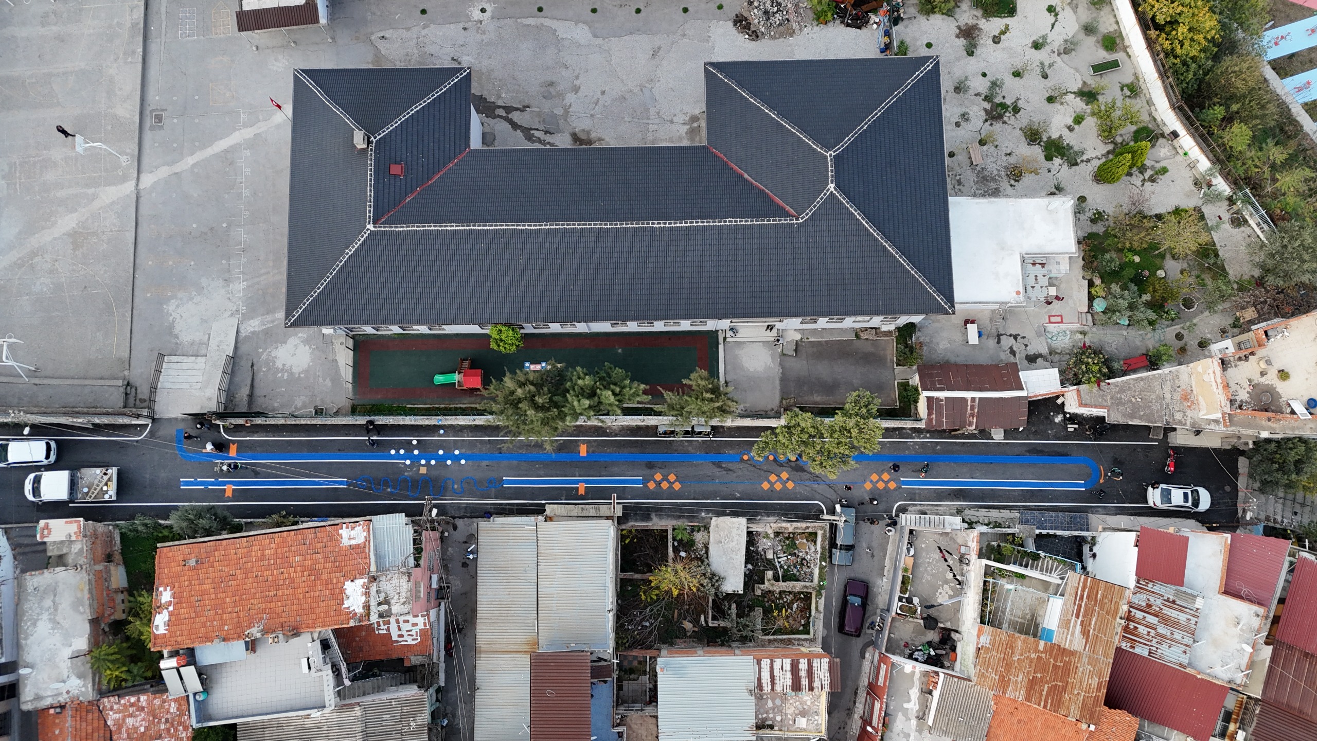 Konak’ta Okul Yolu Baştan Yaratıldı! Çocuklar Bu Manzaraya Bayıldı (3)