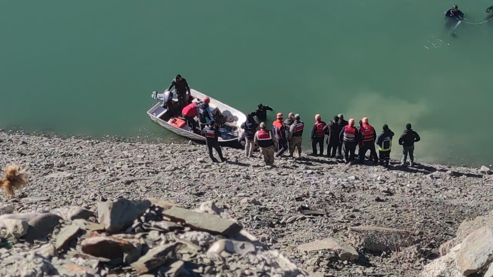 Kontrolden Çıkan Araç Baraja Uçtu! O Anlar Görenleri Şoke Etti (1)-1