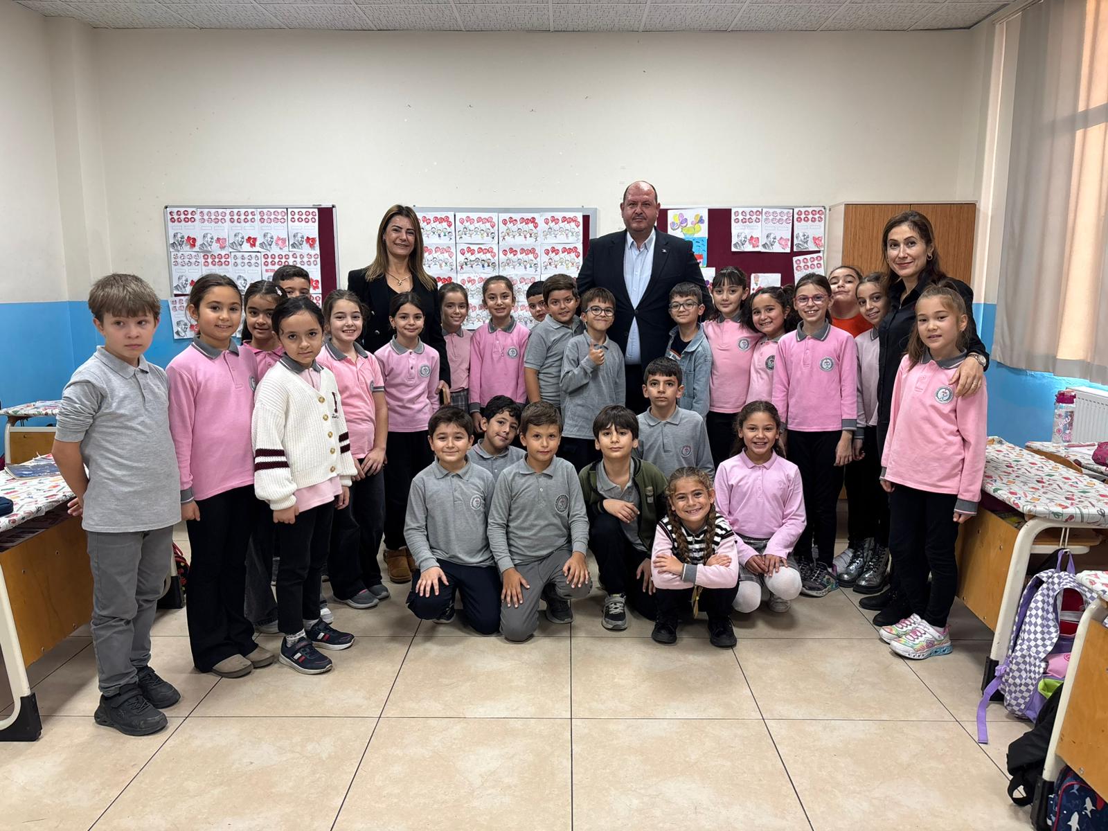 Menderes’te Bir Ilkokulda Sınıf Başkanlığı Seçimleri Unutulmaz Bir Ana Sahne Oldu. (4)