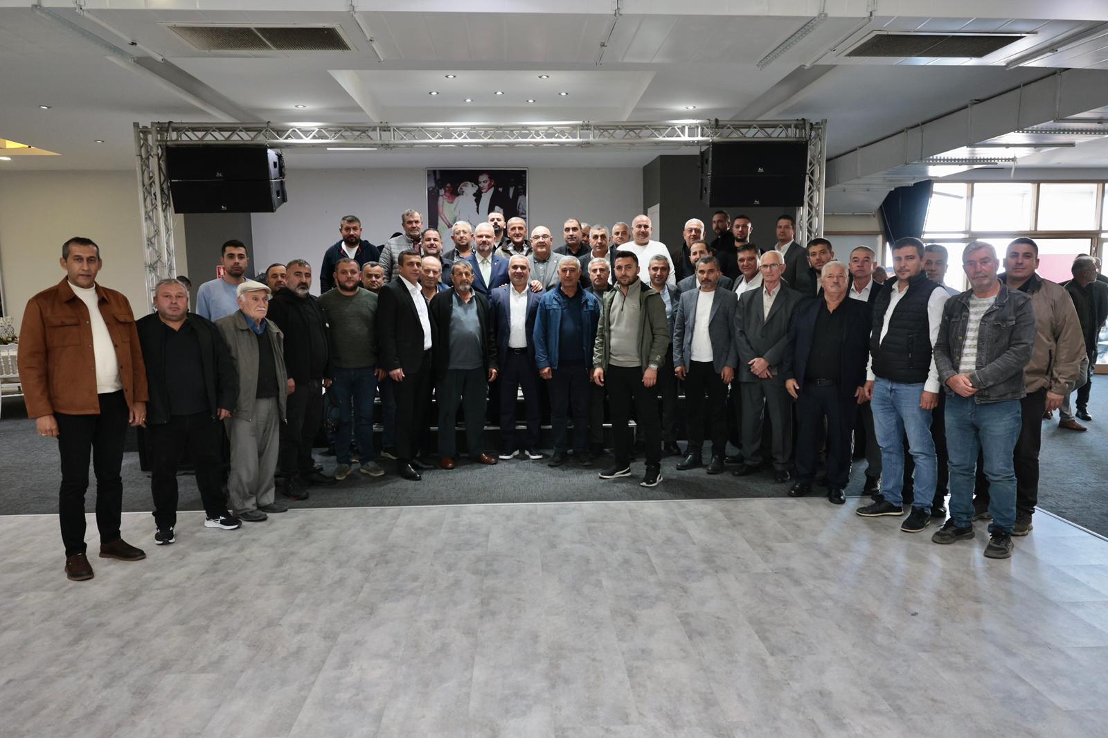 Menemen Belediye Başkanı Aydın Pehlivan, Ilçedeki Otobüs, Minibüs Ve Kamyon Sahipleriyle Bir Araya Gelerek Hem Esnafın Taleplerini Dinledi Hem De Önemli Bir Müjde Verdi (4)