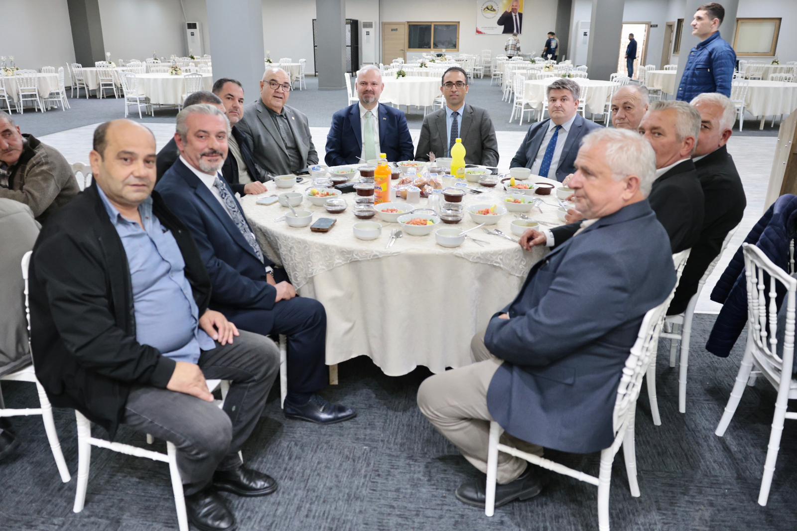 Menemen Belediye Başkanı Aydın Pehlivan, Ilçedeki Otobüs, Minibüs Ve Kamyon Sahipleriyle Bir Araya Gelerek Hem Esnafın Taleplerini Dinledi Hem De Önemli Bir Müjde Verdi (5)