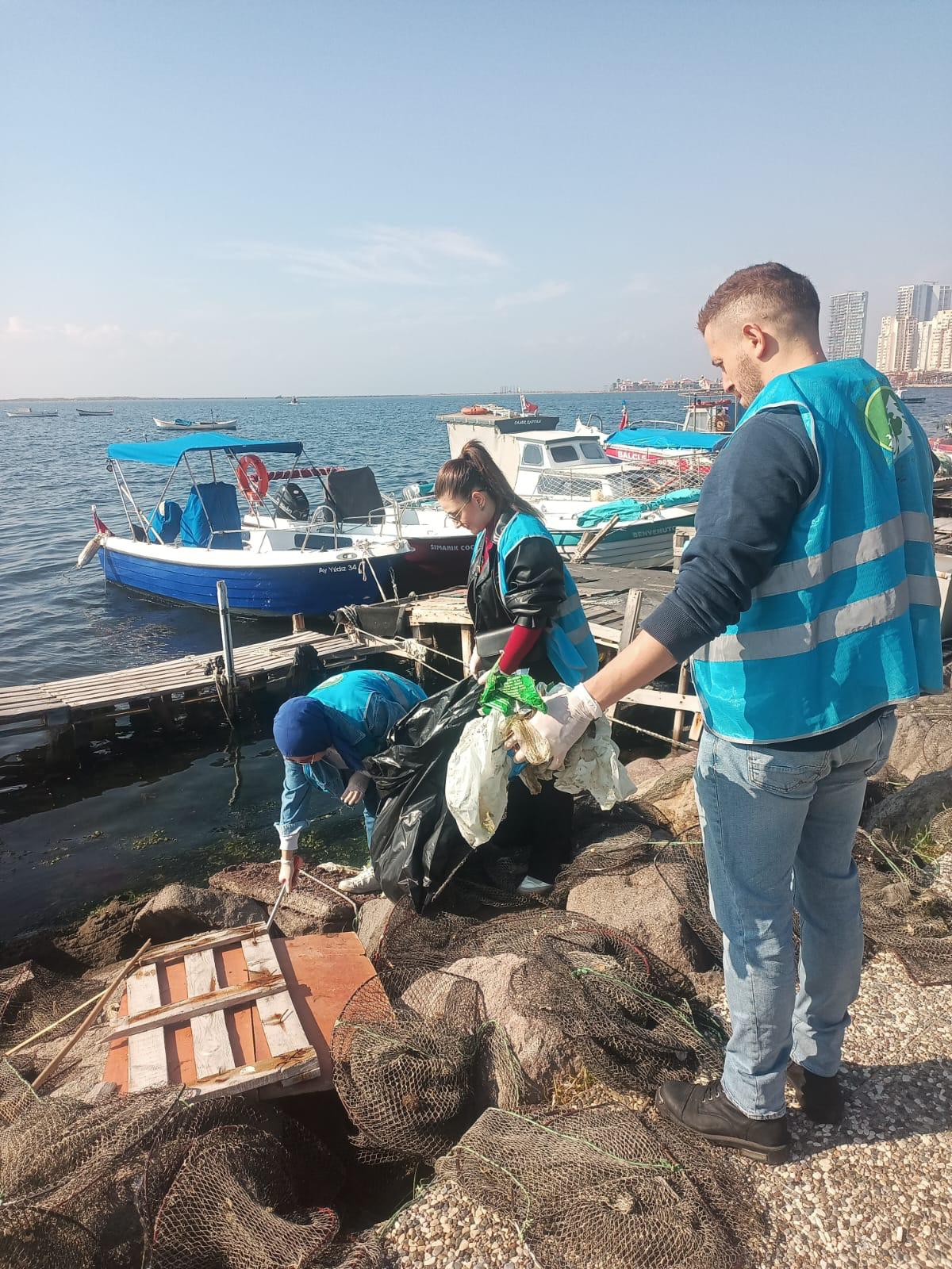 Sadece Bir Saatte 300 Kilo Çöp! Karşıyaka’da Büyük Çevre Harekatı (1)