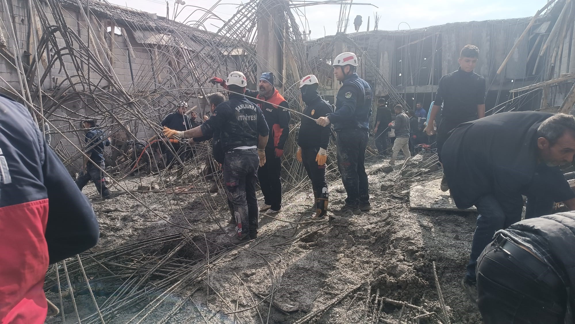 Şanlıurfa’da Korkunç Anlar İnşaat Bir Anda Çöktü! İşçiler Göçük Altında Kaldı (2)