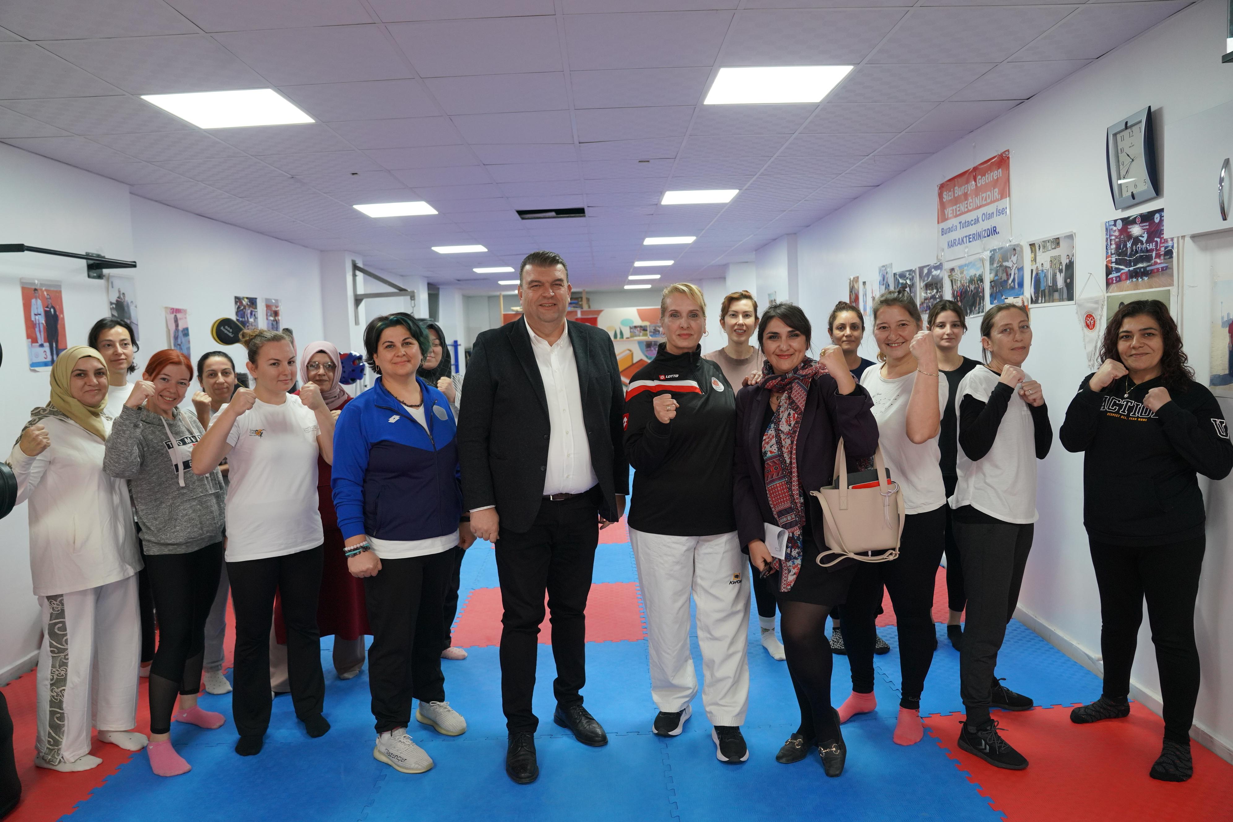 Seferihisar Belediyesi, 25 Kasım Kadına Yönelik Şiddetle Mücadele Günü Kapsamında Bu Yıl Farkındalığı Tüm Kente Yayacak Yeni Bir Çalışma Başlattı. (3)