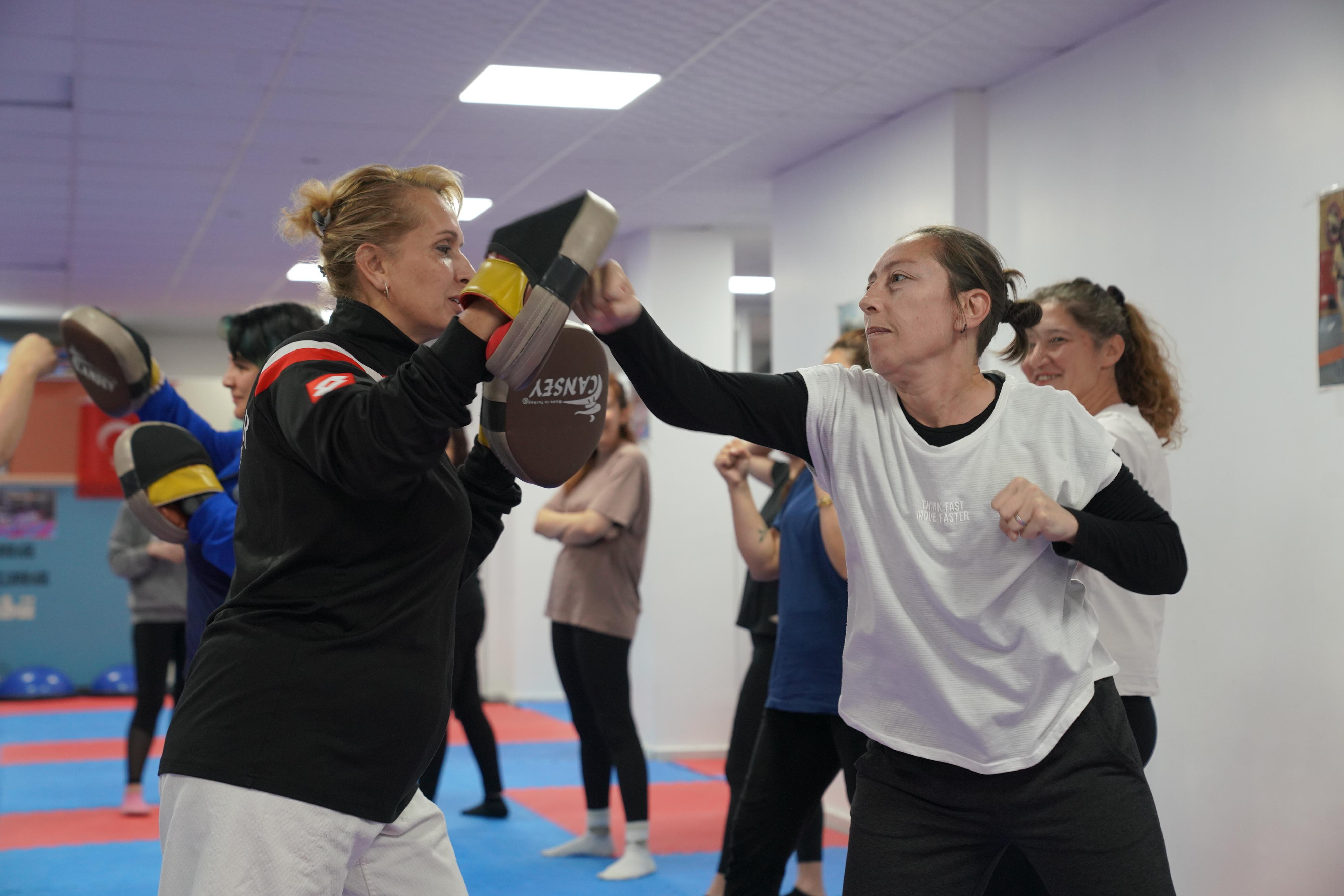 Seferihisar Belediyesi, 25 Kasım Kadına Yönelik Şiddetle Mücadele Günü Kapsamında Bu Yıl Farkındalığı Tüm Kente Yayacak Yeni Bir Çalışma Başlattı. (4)