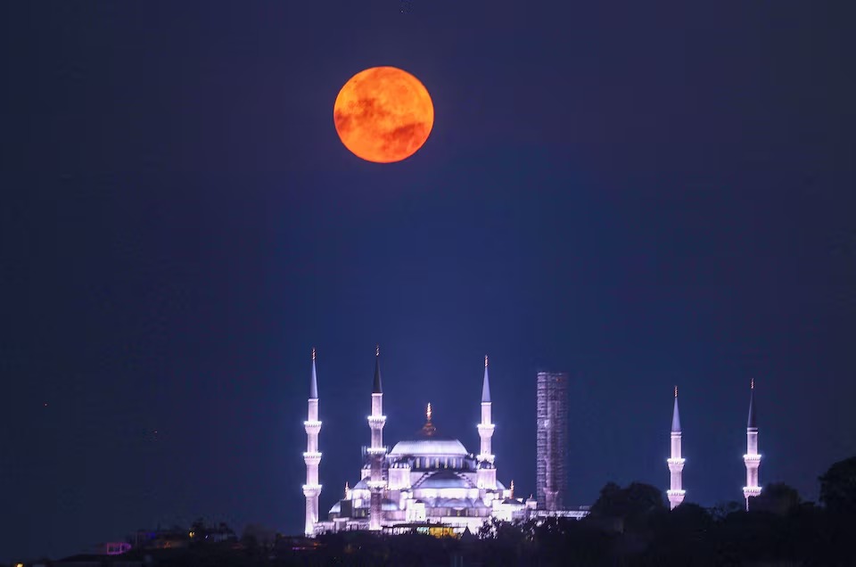 Yılın En Parlak Süper Ay’ı Bu Gece Kunduz Dolunayı Türkiye'den Izlenebilecek Mi, Nerelerden Görülecek (1)