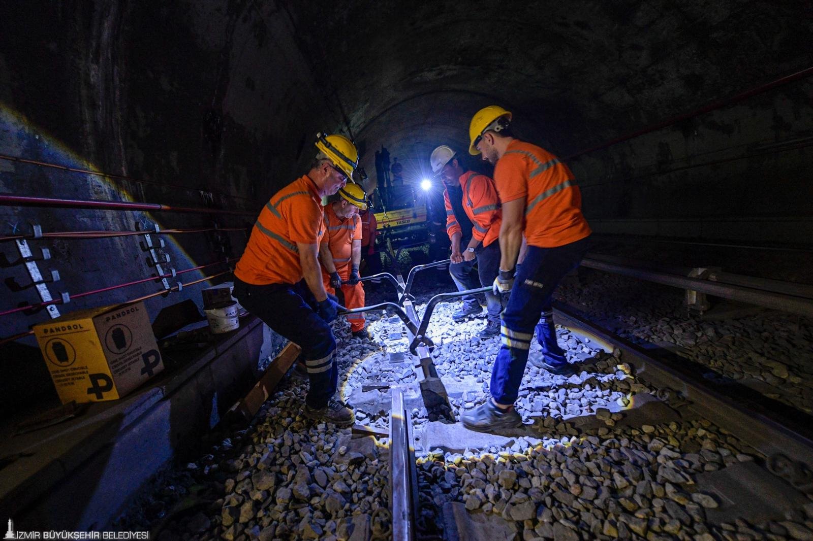 Yolcular Uykudayken Onlar Çalışıyor İzmir Metro Rayları Yenileniyor (1)