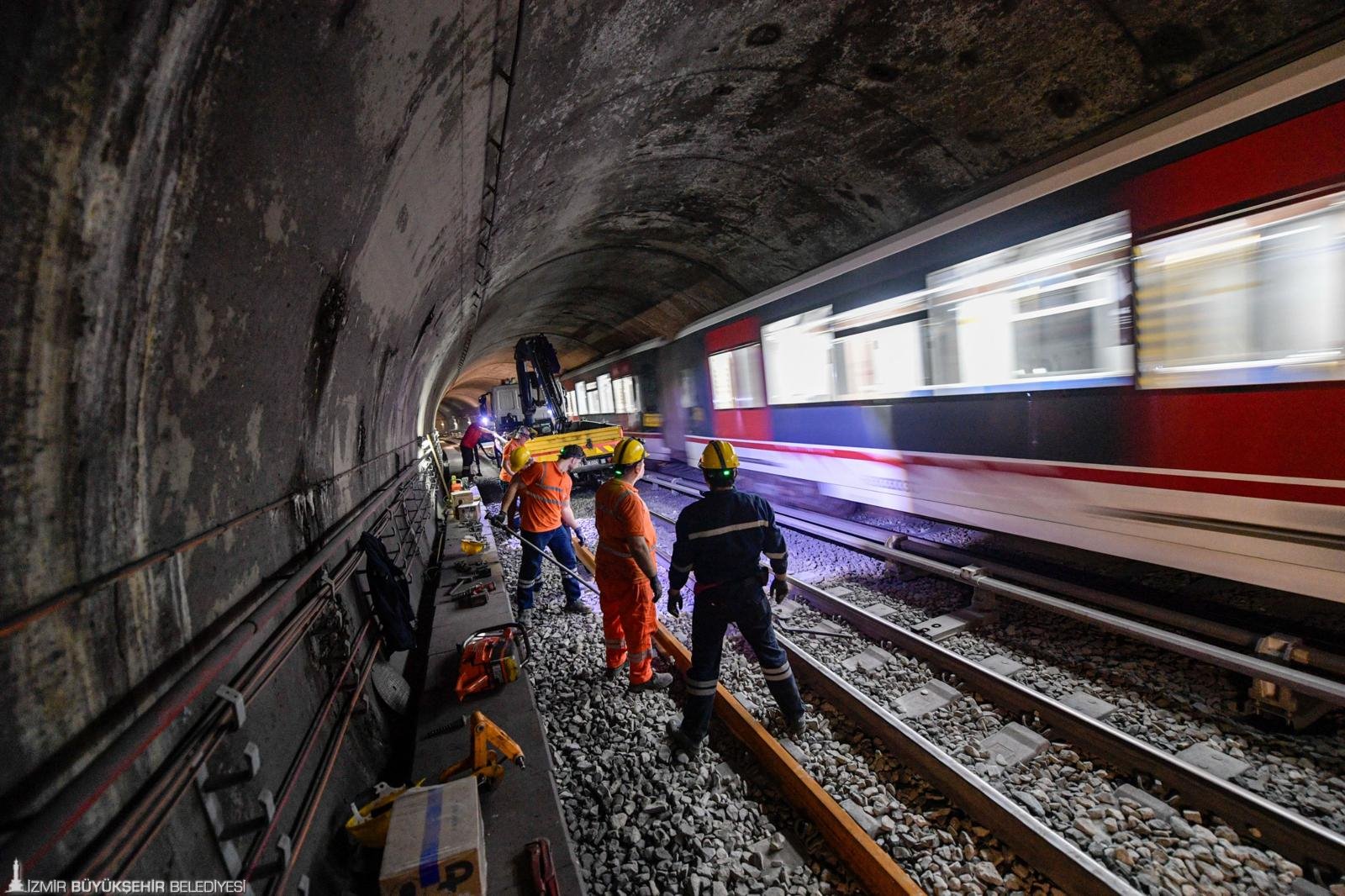 Yolcular Uykudayken Onlar Çalışıyor İzmir Metro Rayları Yenileniyor (2)