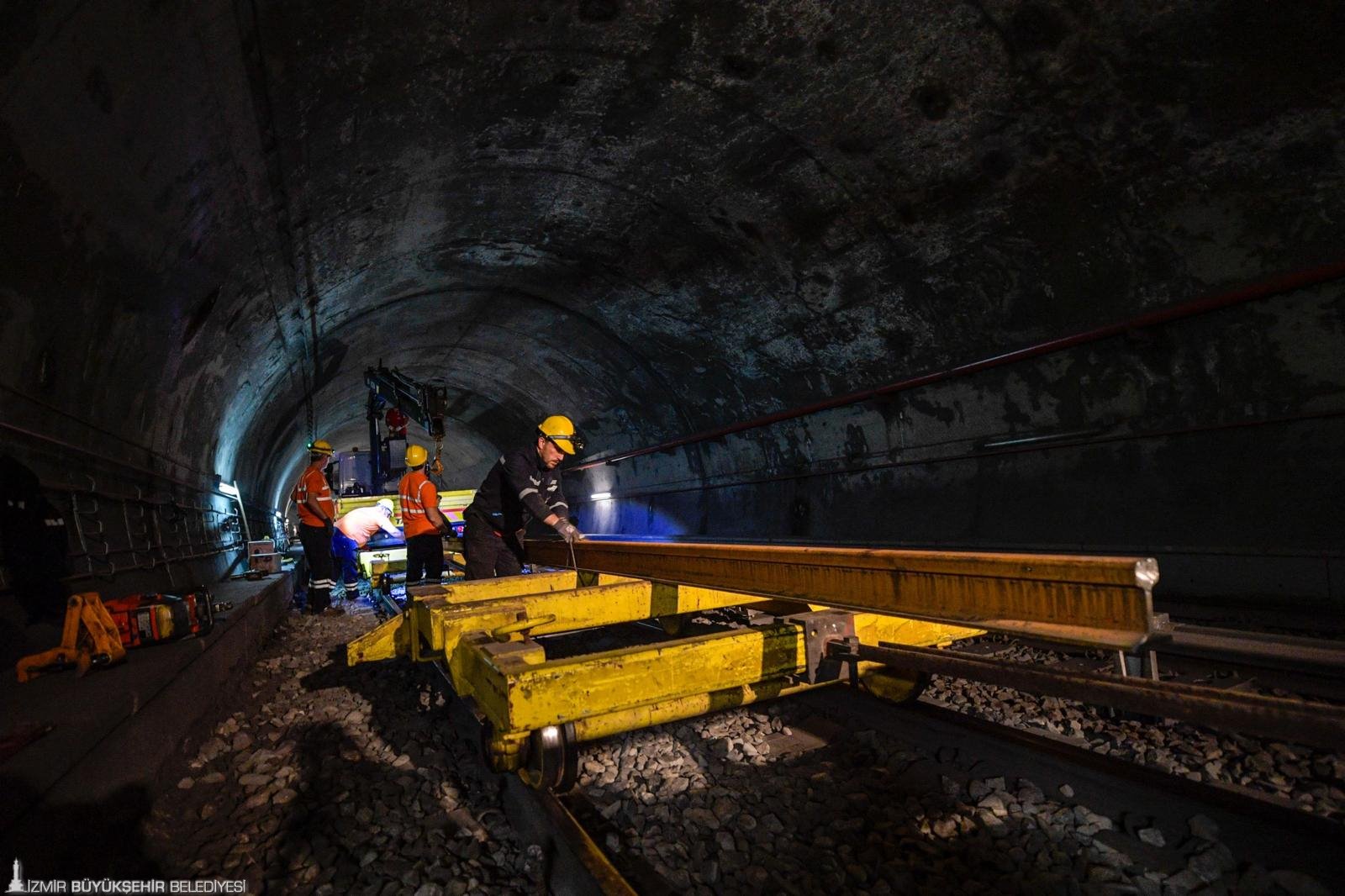 Yolcular Uykudayken Onlar Çalışıyor İzmir Metro Rayları Yenileniyor (3)