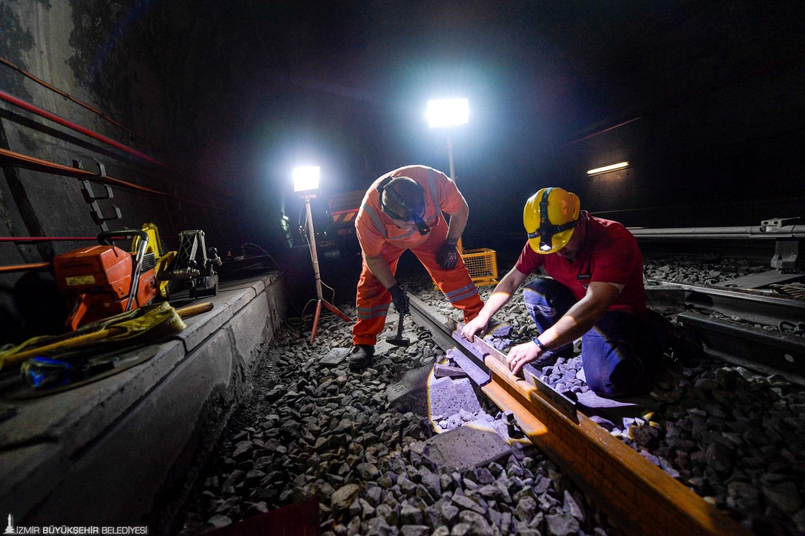 Yolcular Uykudayken Onlar Çalışıyor İzmir Metro Rayları Yenileniyor (4)