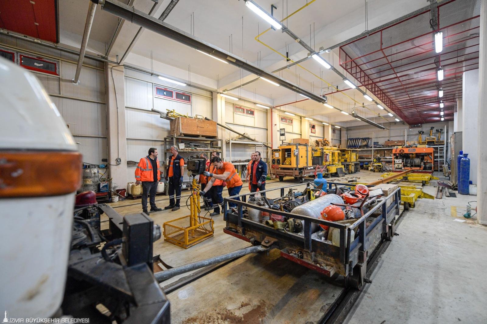 Yolcular Uykudayken Onlar Çalışıyor İzmir Metro Rayları Yenileniyor (6)