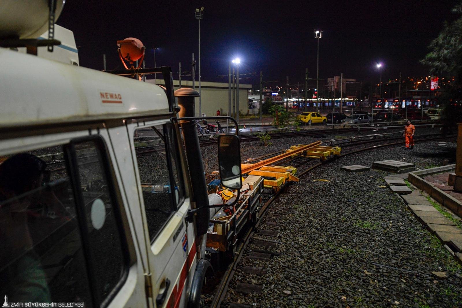 Yolcular Uykudayken Onlar Çalışıyor İzmir Metro Rayları Yenileniyor (7)