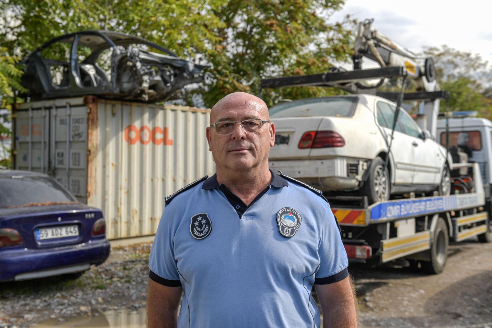 Zabıta Harekete Geçti İzmir'de Hurda Araçlara Büyük Temizlik Operasyonu (11)