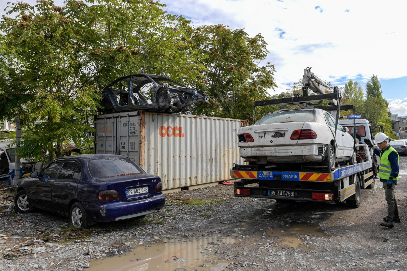 Zabıta Harekete Geçti İzmir'de Hurda Araçlara Büyük Temizlik Operasyonu (14)