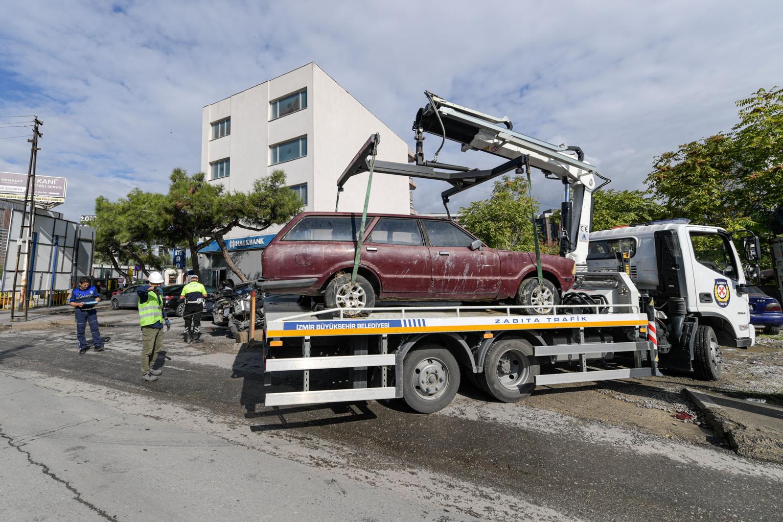 Zabıta Harekete Geçti İzmir'de Hurda Araçlara Büyük Temizlik Operasyonu (15)