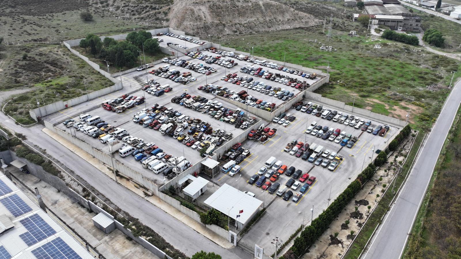 Zabıta Harekete Geçti İzmir'de Hurda Araçlara Büyük Temizlik Operasyonu (2)